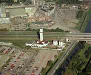800663 Luchtfoto van de PEGUS hulpcentrale (Doorslag 1) te Nieuwegein; in het midden de Zuidstedeweg.